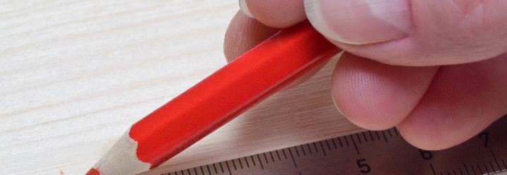 mit rotem Stift gemessenes auf Holz markieren